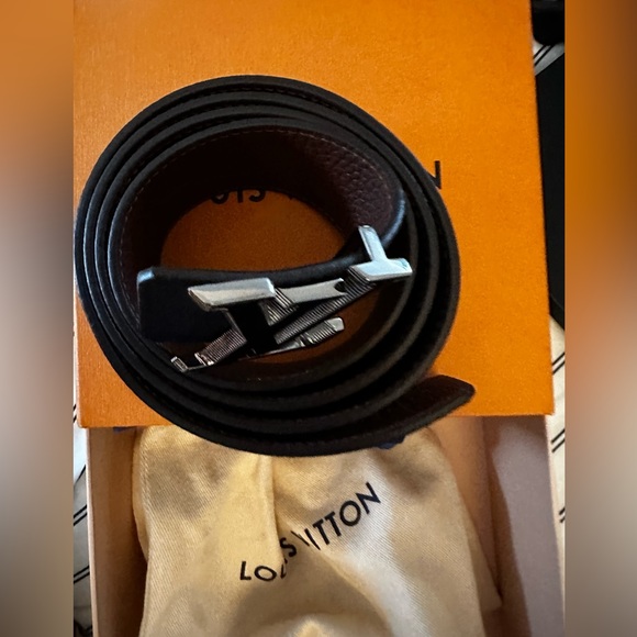 Louis Vuitton reversible Leather Belt - Picture 2 of 7